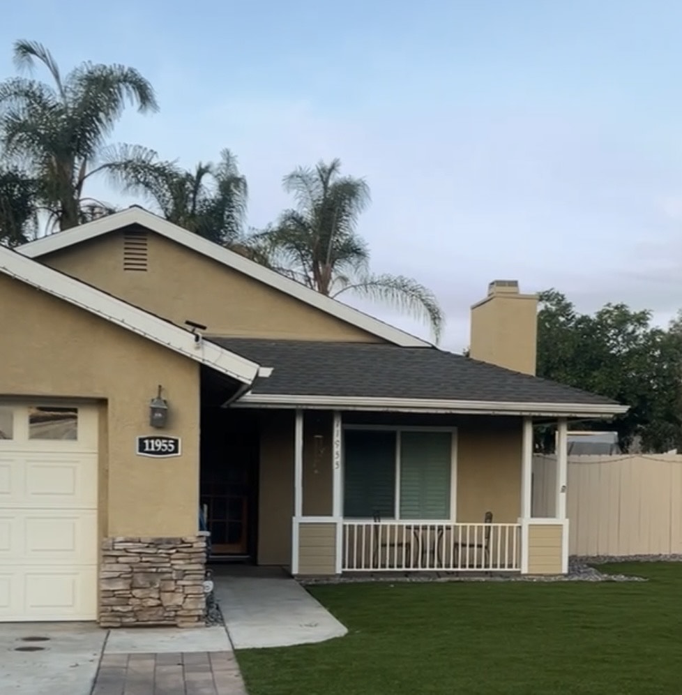 A Cozy Home Featuring a Garage and a Clear Driveway