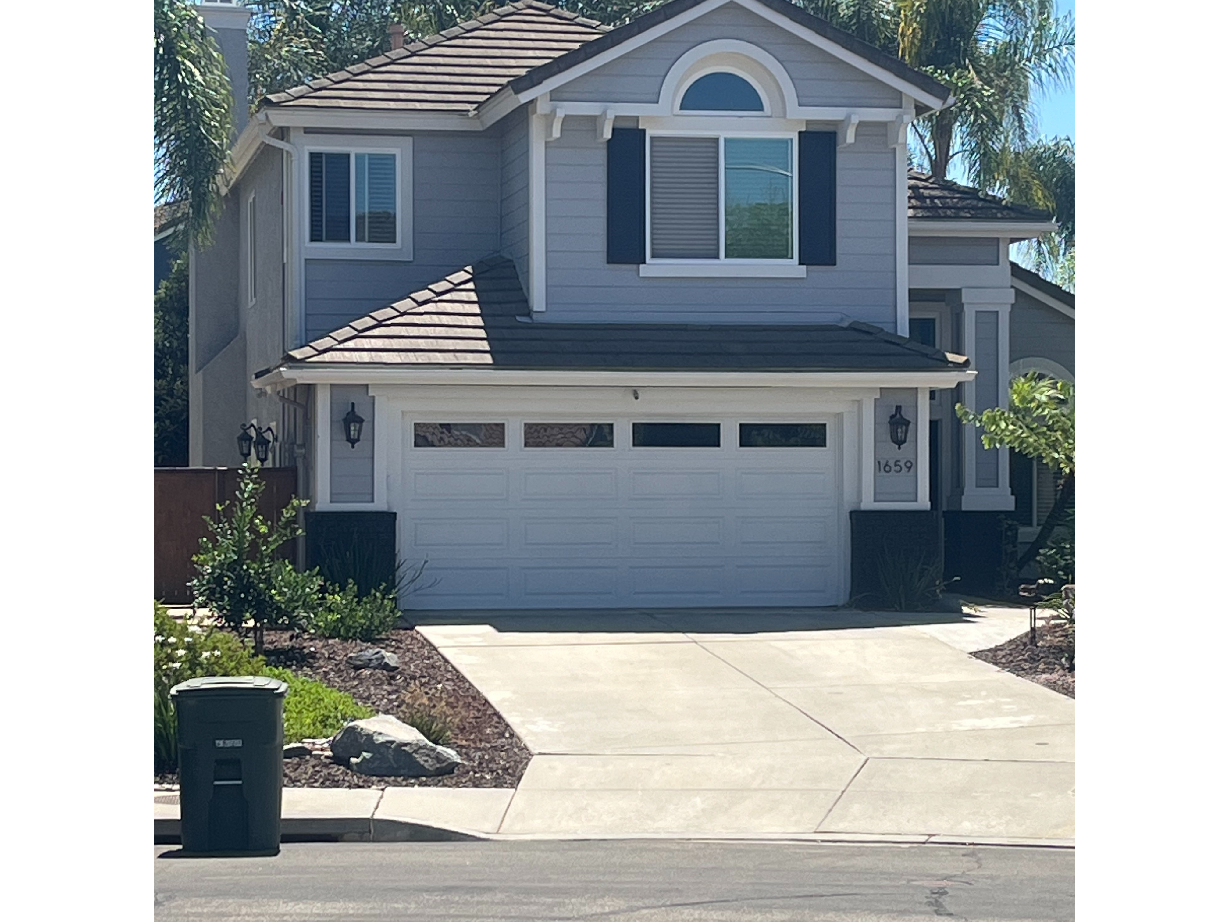 A Cozy Home Featuring a Garage and a Clear Driveway 2